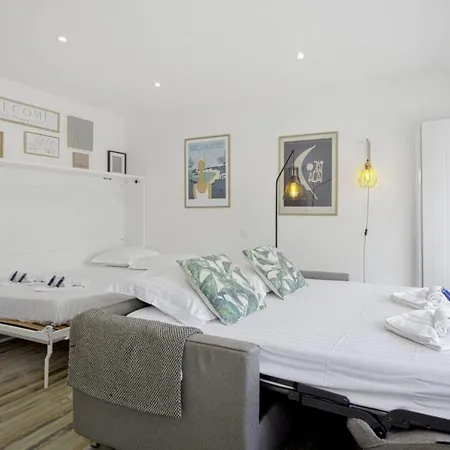Nice And Bright Studio Two Steps Away From The Beach In - Welkeys Apartman