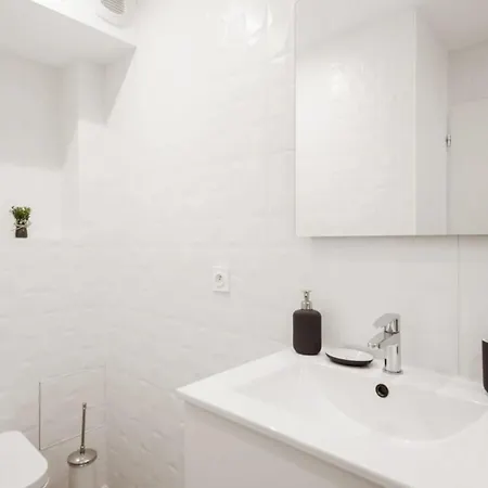 Nice And Bright Studio Two Steps Away From The Beach In - Welkeys *