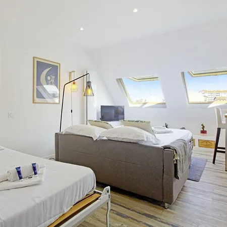 Nice And Bright Studio Two Steps Away From The Beach In - Welkeys *