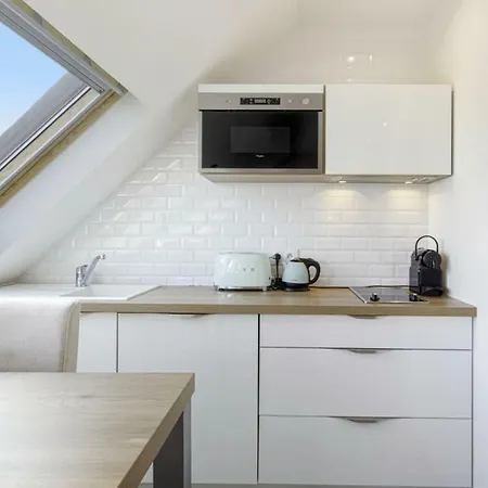 Apartman Nice And Bright Studio Two Steps Away From The Beach In - Welkeys *